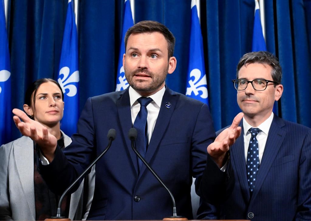 Le Parti québécois réclame un remaniement ministériel, Legault réplique