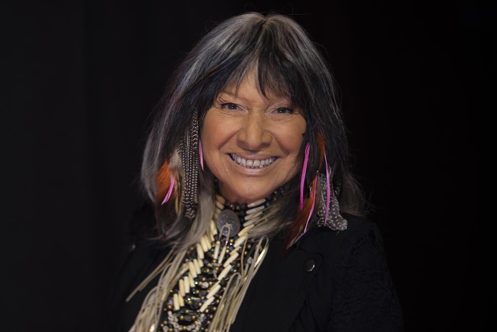 Buffy Sainte-Marie se dit blessée par les questions sur son identité autochtone