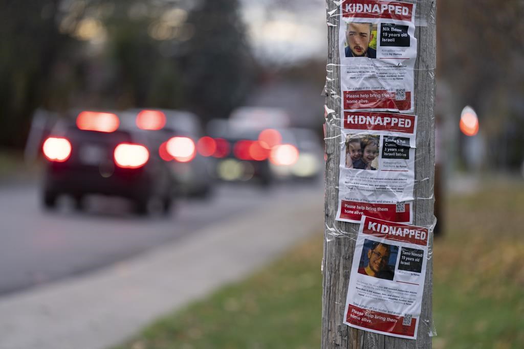 Des affiches pro-palestiniennes et pro-israéliennes se multiplient à Montréal