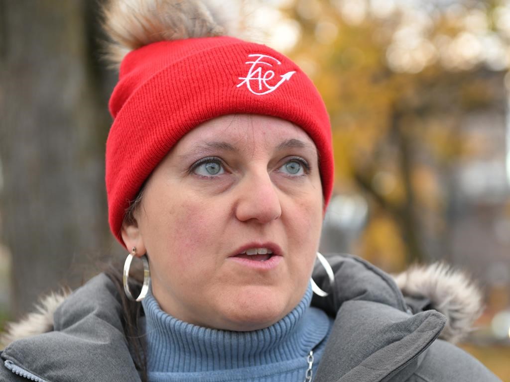 La Fédération autonome de l'enseignement manifeste devant le bureau de Legault