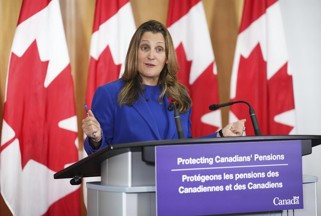 L'Alberta devra renégocier des accords si elle se retire du RPC, prévient Freeland