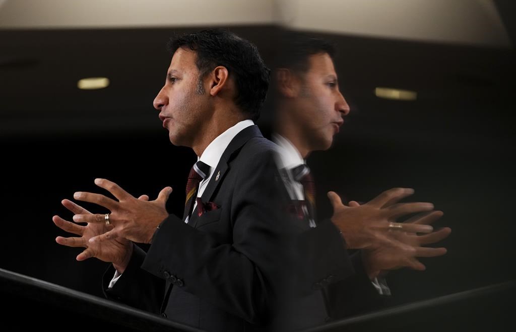 Le ministre Arif Virani promet de légiférer bientôt pour contrer la haine en ligne