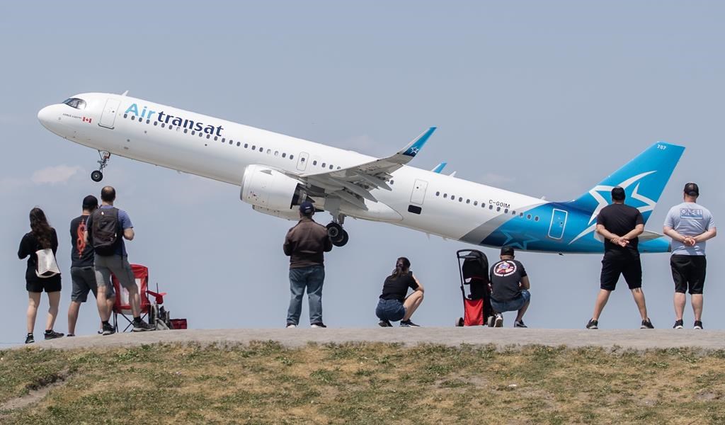 Les 2100 agents de bord d’Air Transat se dotent d’un mandat de grève