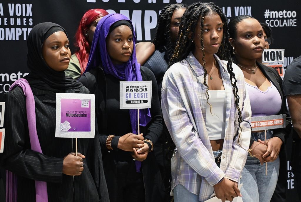 Des jeunes sont lassées d'attendre une loi sur la violence sexuelle dans les écoles
