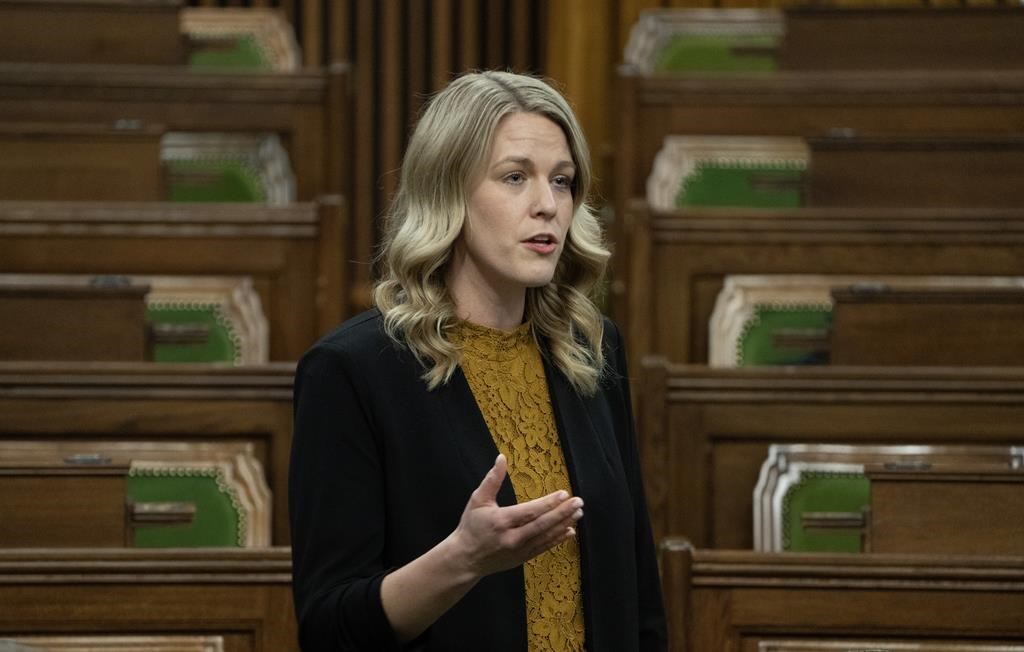 Les conservateurs réclament qu'une ministre leur réponde en anglais
