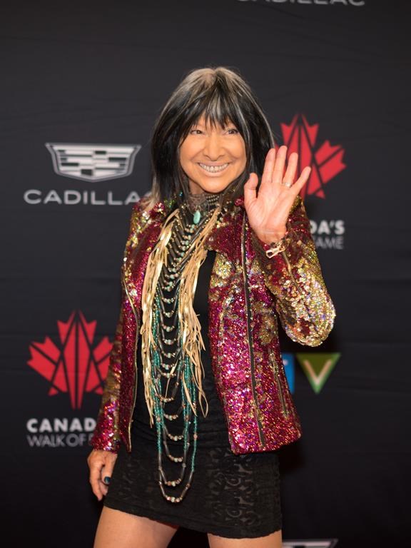 Buffy Sainte-Marie réplique à CBC, qui a semé le doute sur ses origines autochtones