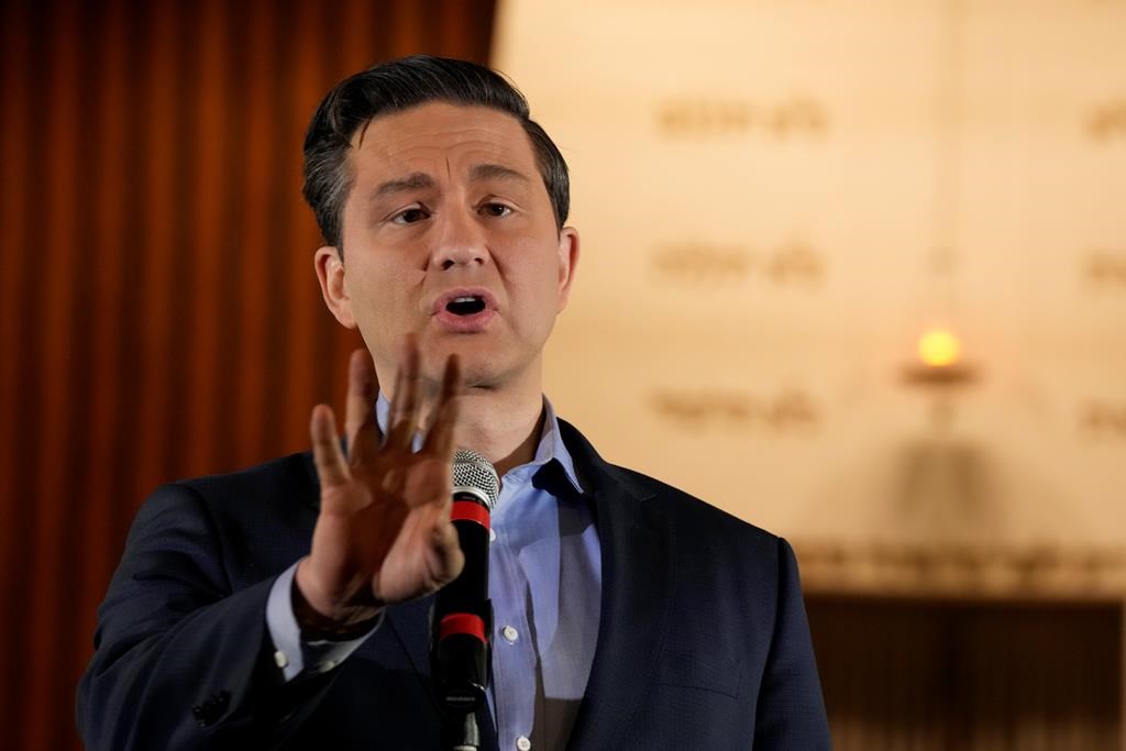 Poilievre dénonce l'ajout de la taxe carbone dans l'accord commercial avec l'Ukraine