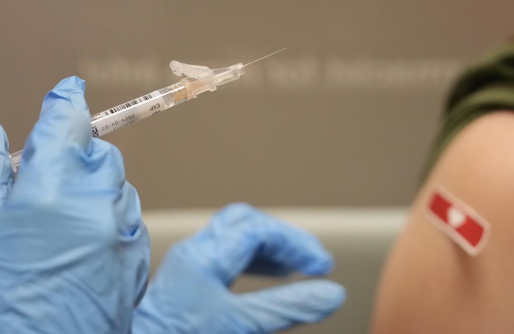 COVID-19: recommandations de vaccination modifiées pour personnes à risque et jeunes