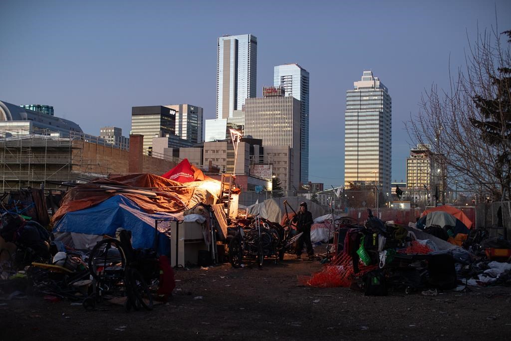 Deux campements de sans-abri jugés à «haut risque» ont été démantelés à Edmonton