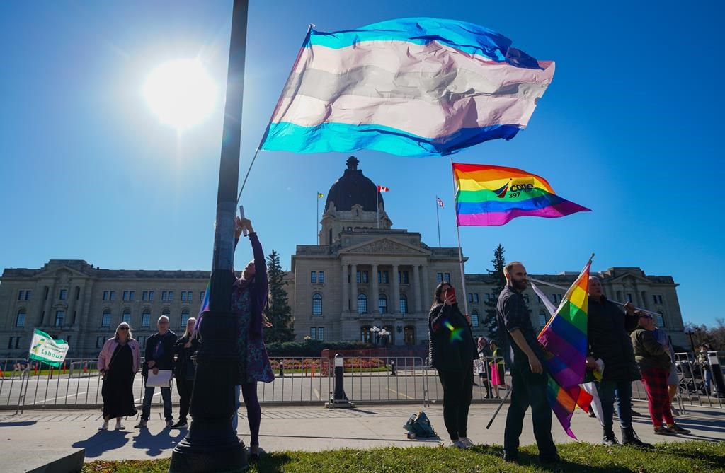 Élèves trans: des plaintes sur les pronoms et l'éducation sexuelle à l'école