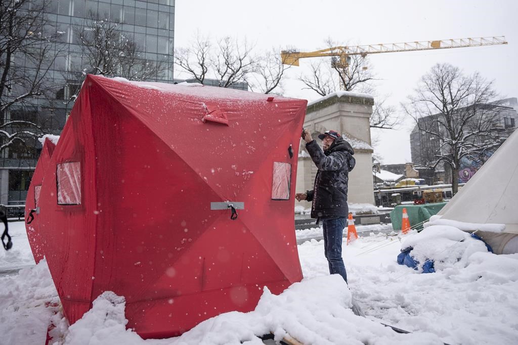 Des abris de pêche sur la glace distribués à des itinérants à Halifax