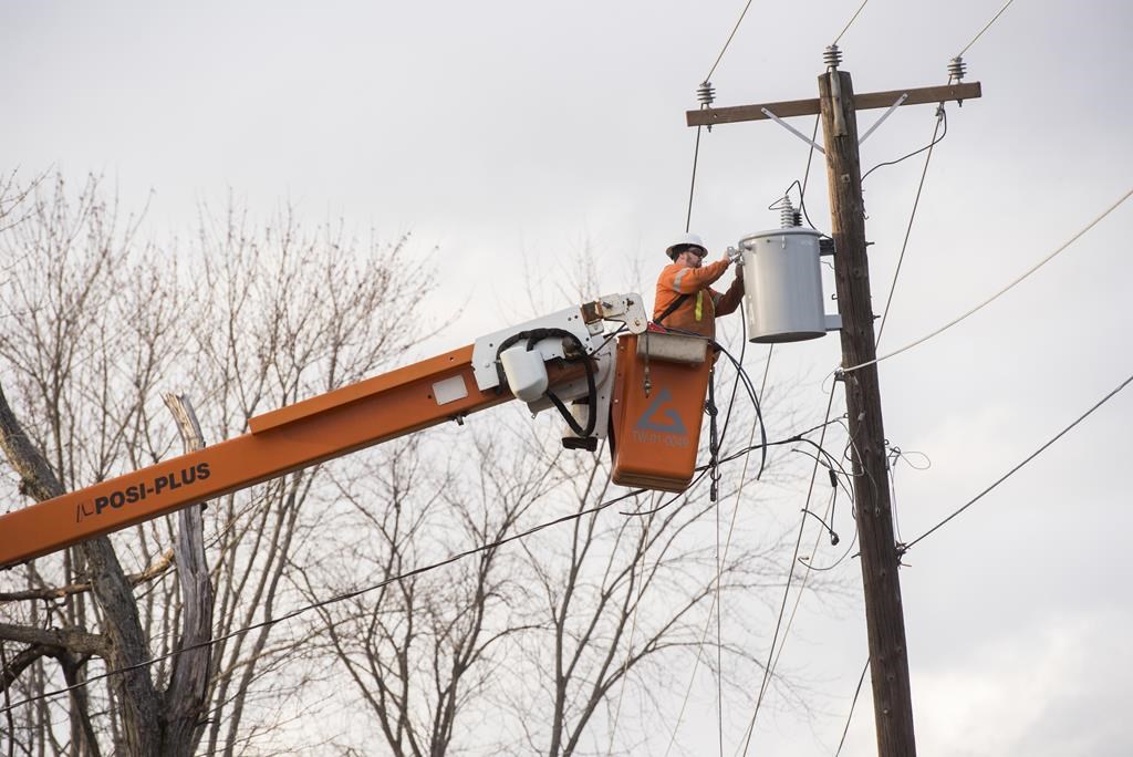 Des milliers de clients sont toujours sans électricité dans les Maritimes