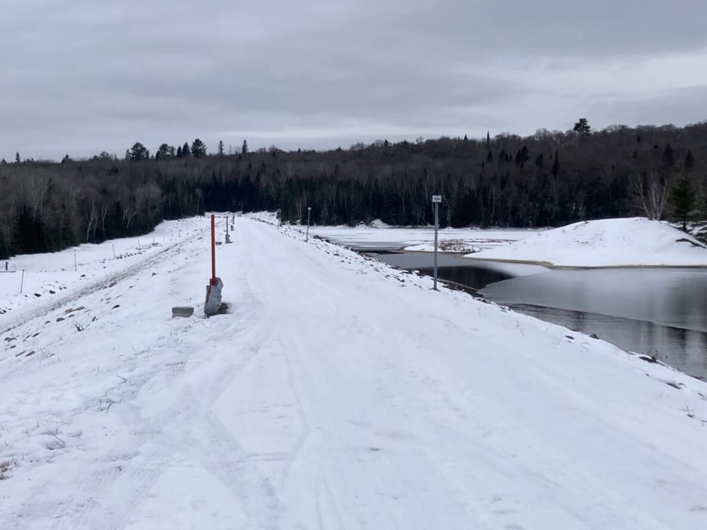 Les travaux pour renforcer une digue dans les Laurentides se poursuivent