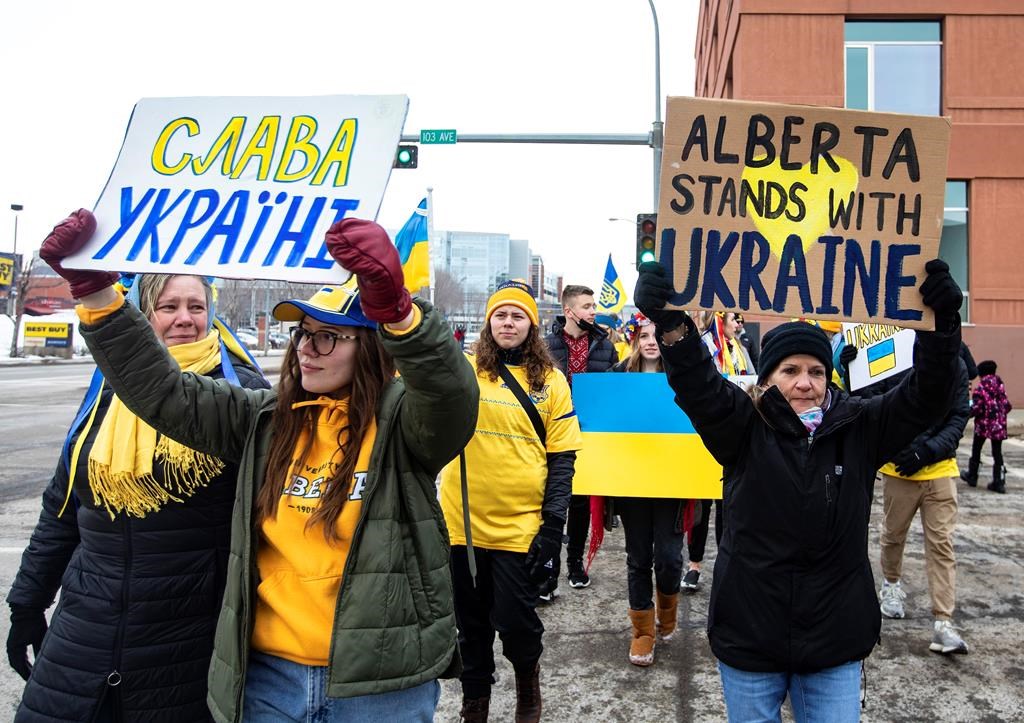 Les libéraux accusent les conservateurs de délaisser l'Ukraine dans des publicités