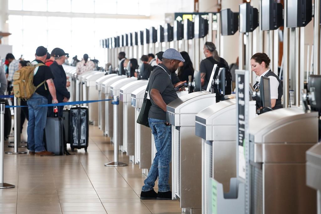 Ottawa devrait créer un poste d'ombudsman de l'immigration, suggèrent des députés