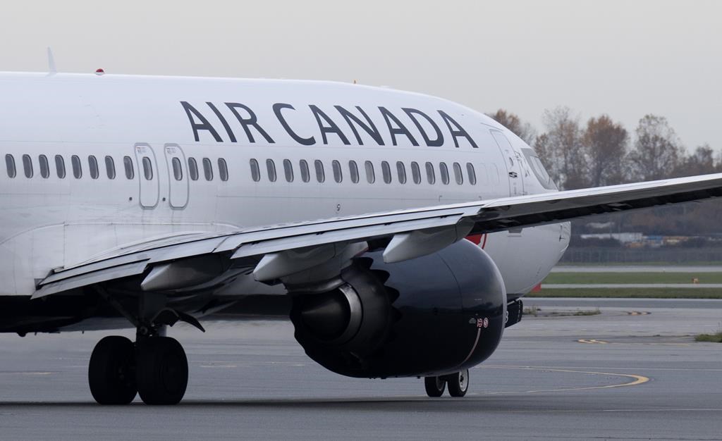Un passager est tombé d'un avion sur le tarmac à l'aéroport Pearson