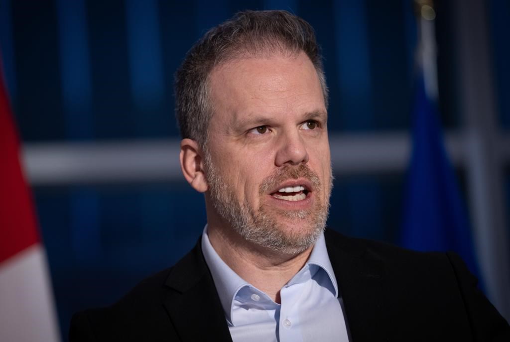 Mark Holland avertit les États-Unis que le Canada protégera ses stocks de médicaments