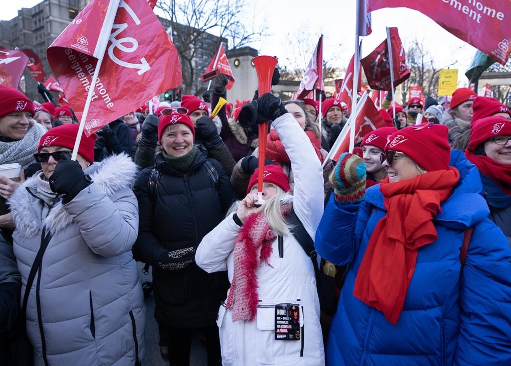 Les enseignants de l'ouest de Montréal approuvent de justesse l'entente de la FAE