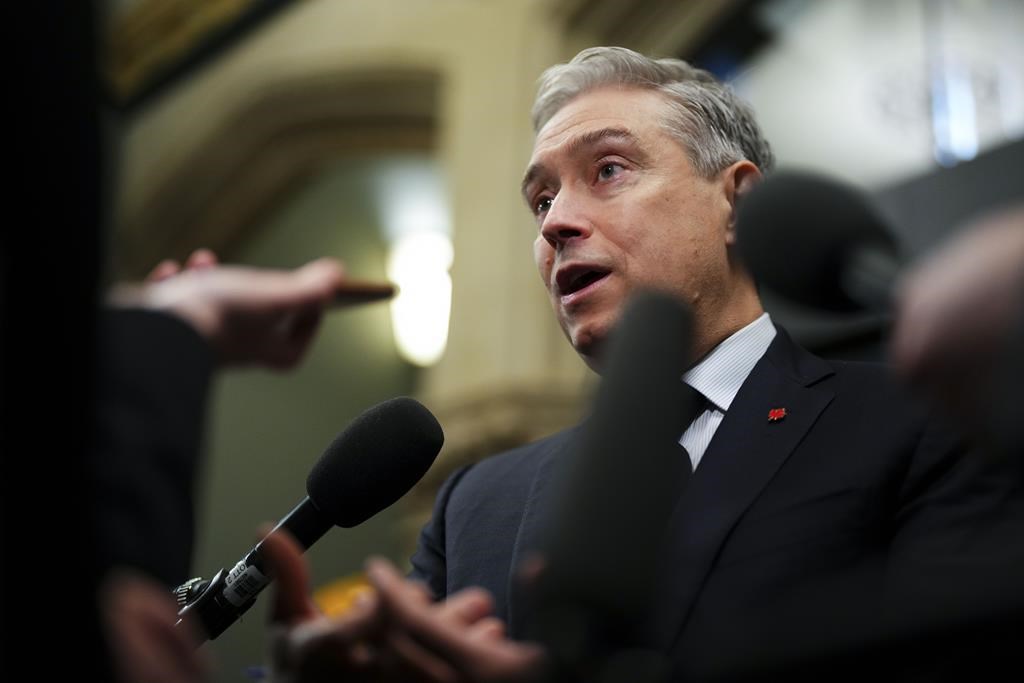 Le ministre Champagne en contact avec des joueurs étrangers du secteur de l'épicerie
