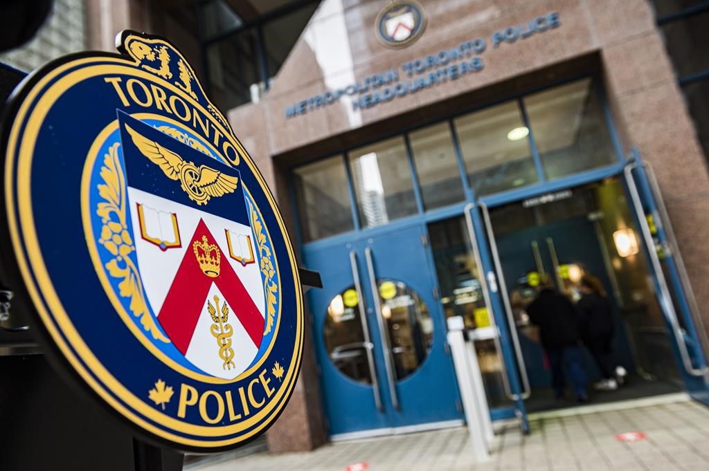 La police de Toronto recherche un suspect qui serait armé d'une machette