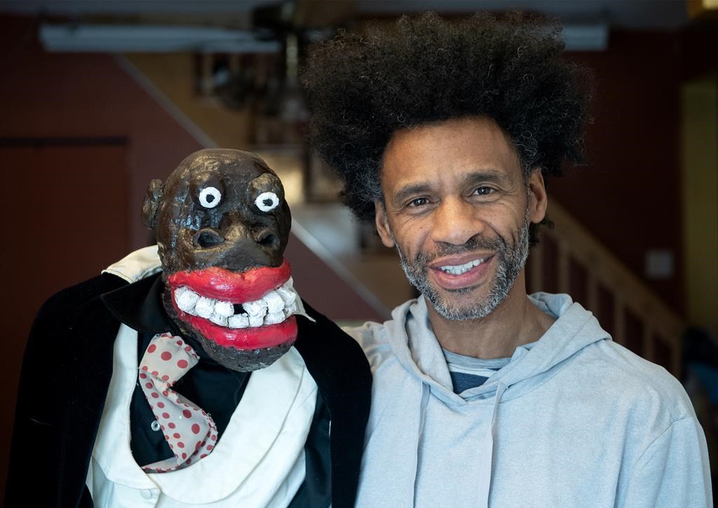 Racisme: un artiste noir de Montréal qui anime une marionnette lance une poursuite