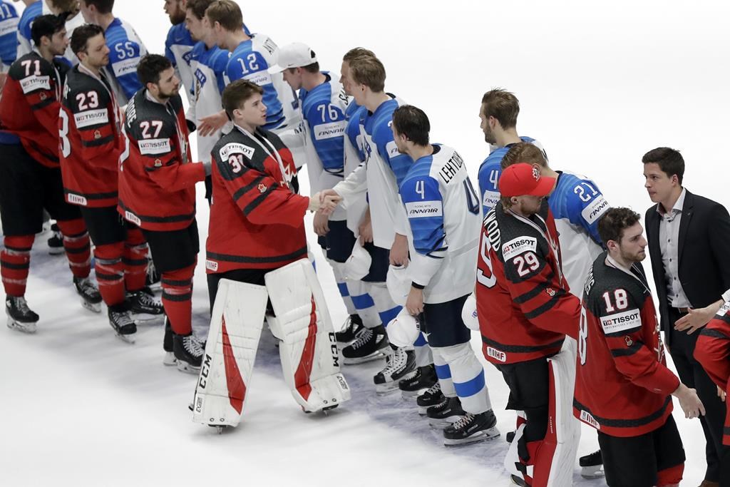 Il est difficile d'interdire la poignée de main d'après-match au hockey mineur
