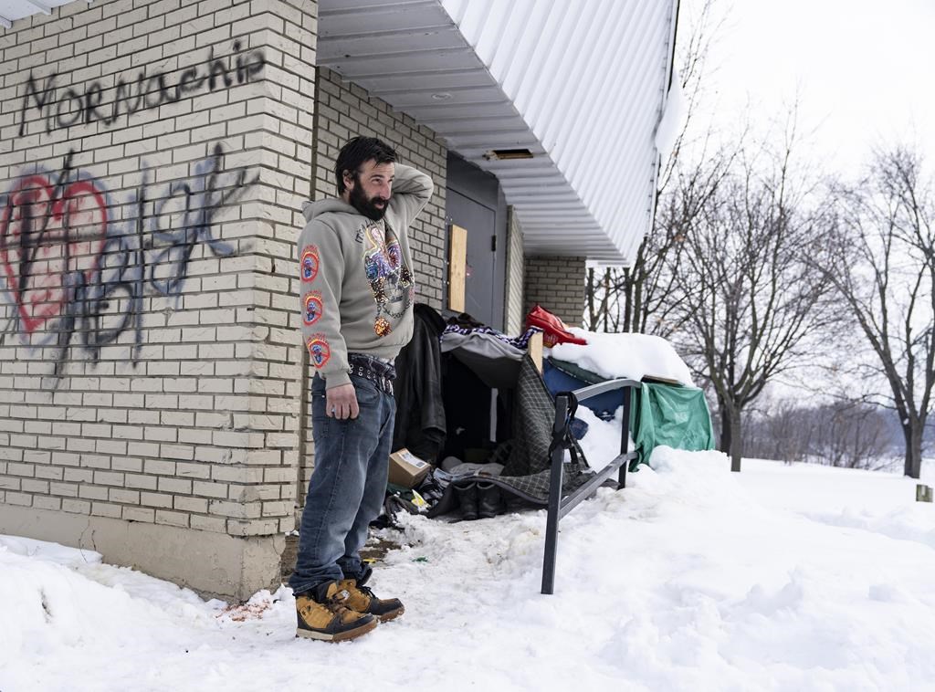 Des règlements municipaux contre les campements d'itinérants sont contestés