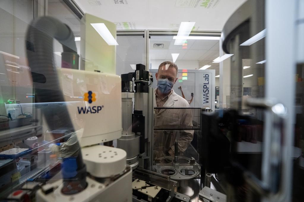 Des robots, guidés par l'IA, font du travail de laboratoire en Colombie-Britannique