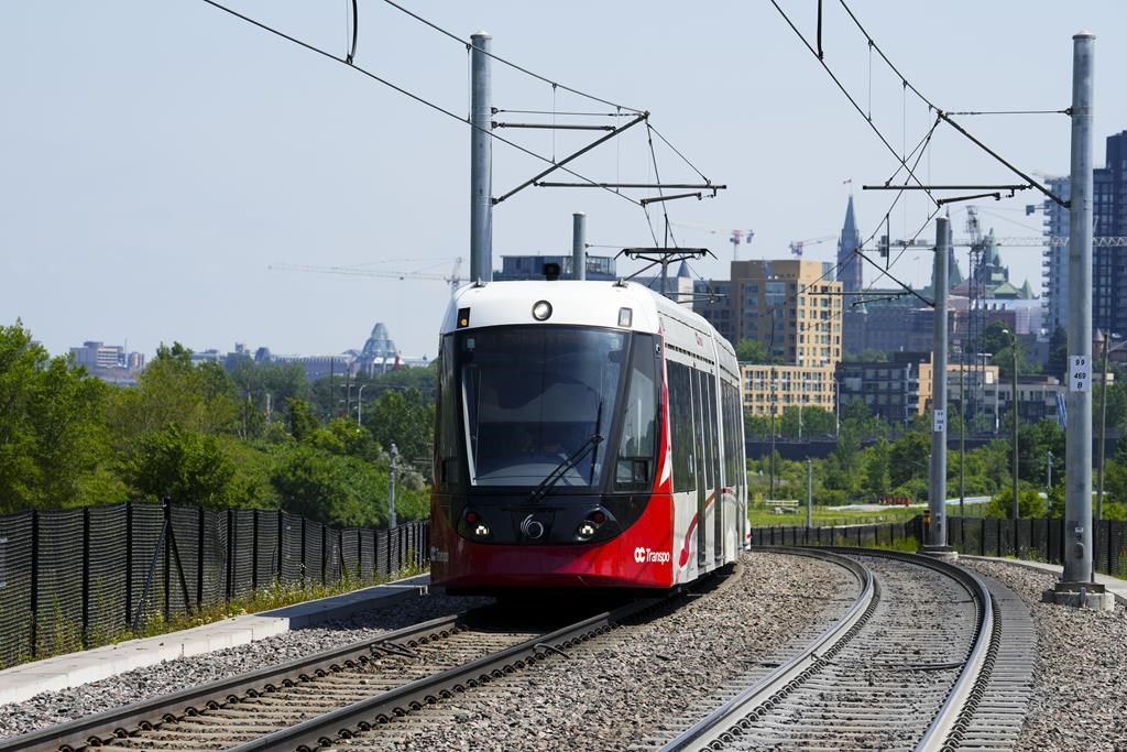 Ottawa: des débris de béton sur les voies du tunnel d'une station du train léger
