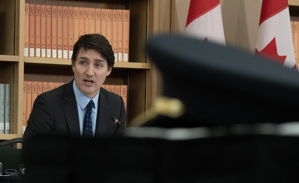 Compressions chez Bell: une décision «pourrie», lance Trudeau, «furieux»