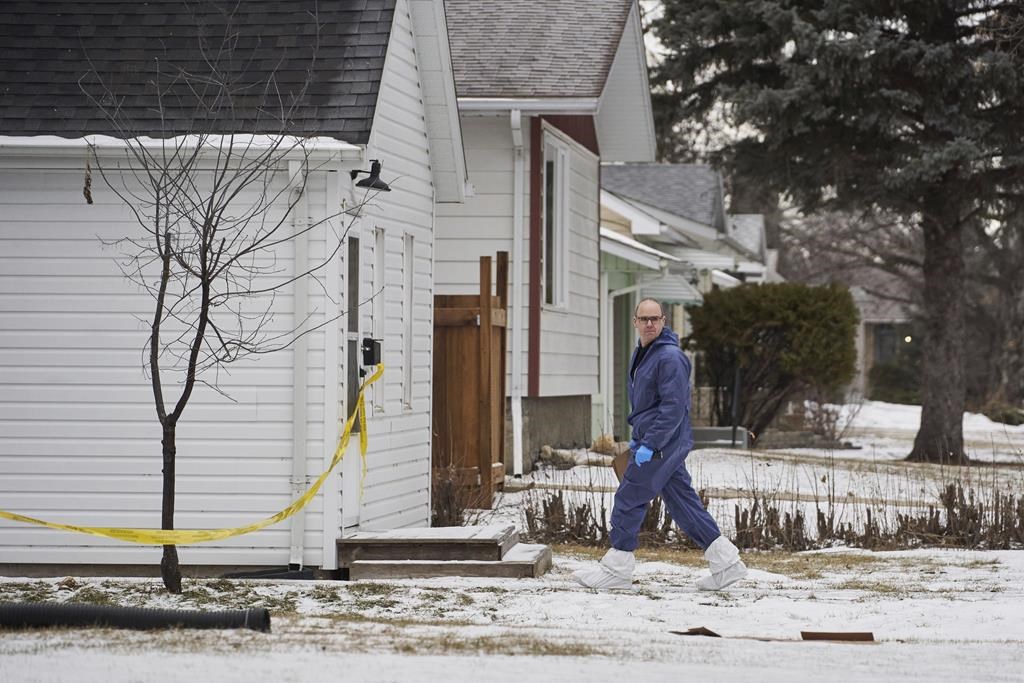 L'homme accusé du meurtre de cinq proches au Manitoba devra subir une évaluation