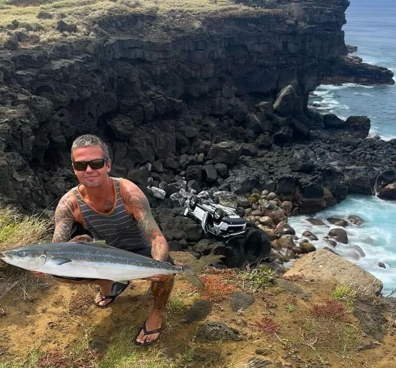 Un Canadien à Hawaï chute d'une falaise en voiture, tombe dans l'océan et survit