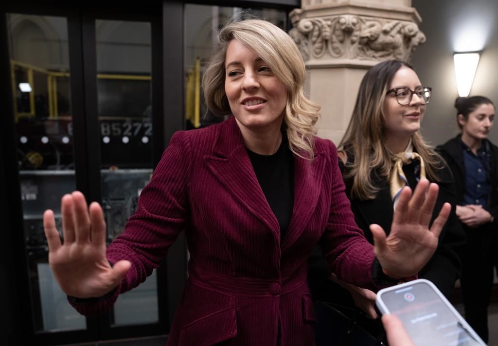 Joly promet que le Canada sévira contre le Hamas et souhaite plus d'aide à Gaza