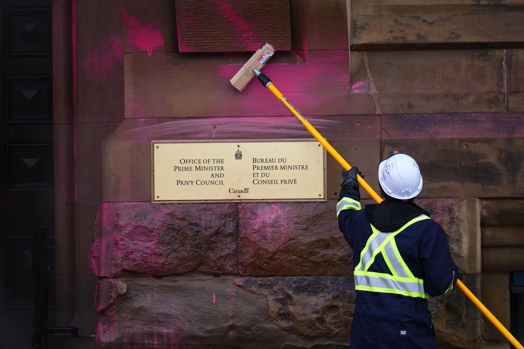 Des militants pour le climat aspergent de peinture rose le bureau du premier ministre