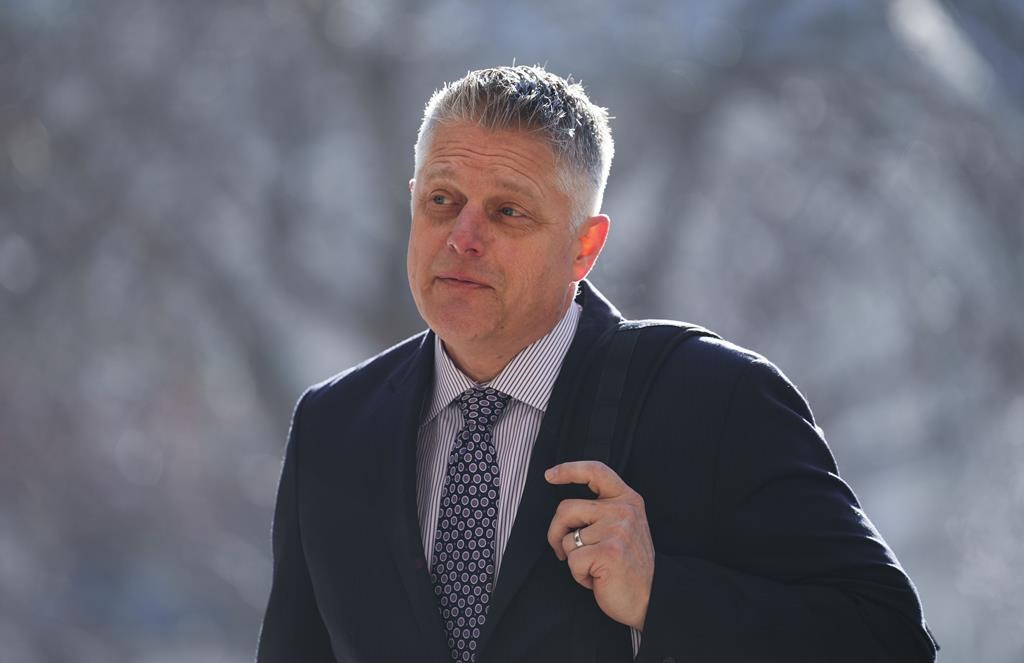L'ex-militaire Edmundson prends la parole lors de son procès pour agression sexuelle