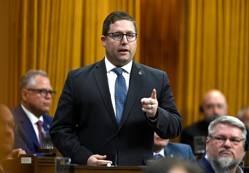 Pierre Polievre a nié qu'une motion conservatrice ait aidé Bell à débloquer 40M$