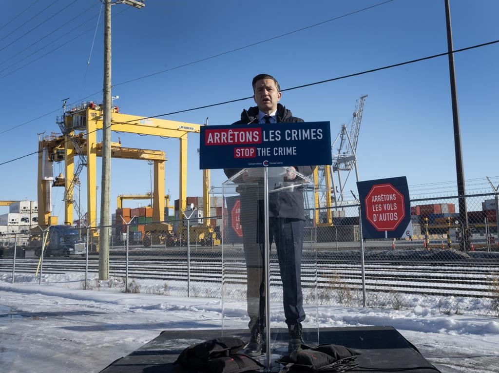 Pierre Poilievre veut plus de sécurité dans les ports pour contrer les vols d'autos