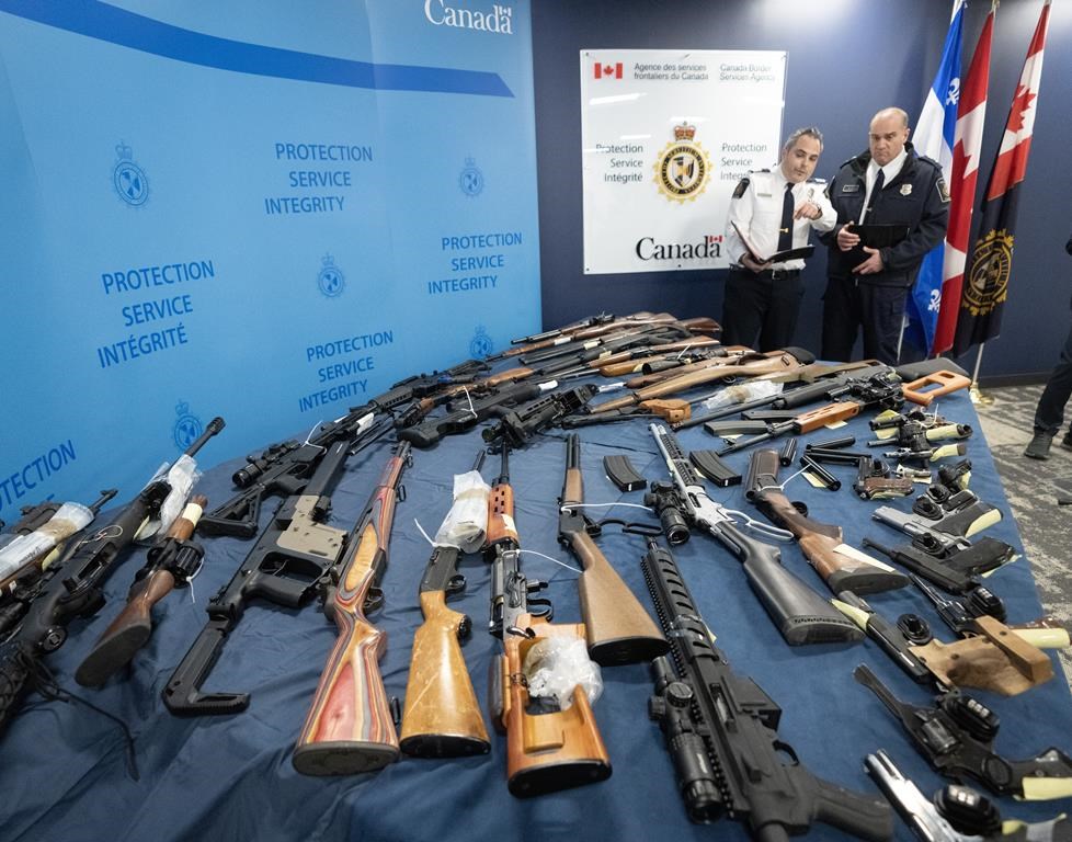 Près d'une centaine d'armes ont été saisies dans une résidence de Gatineau par l'ASFC