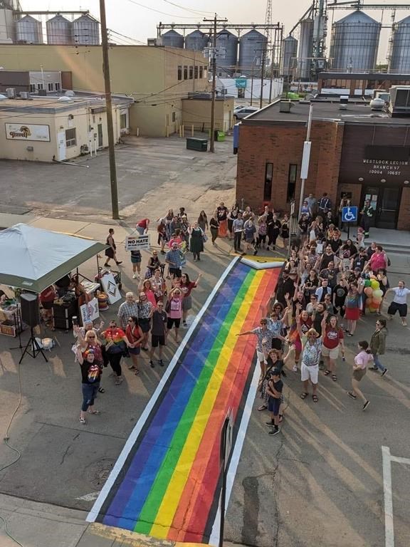 Alberta: une ville interdit les drapeaux de la Fierté sur les terrains municipaux