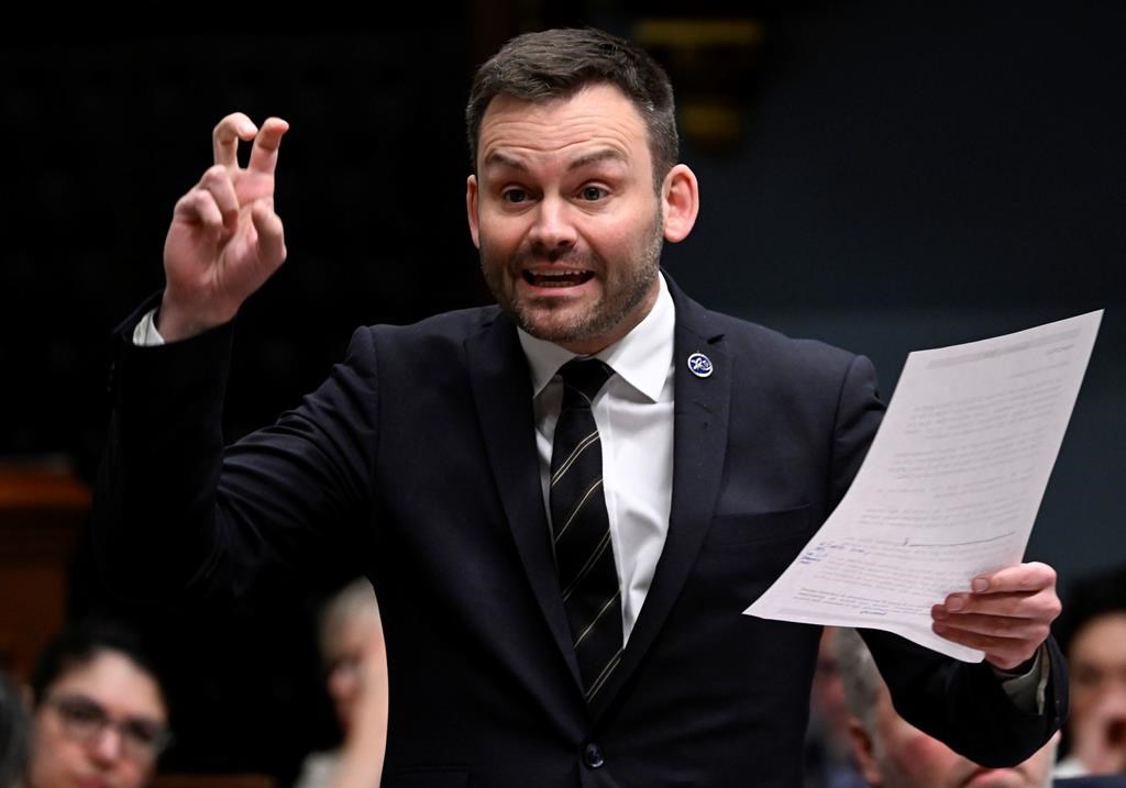 Logement: Le PQ dénonce l'ingérence d'Ottawa; QS et le PLQ pointent Legault