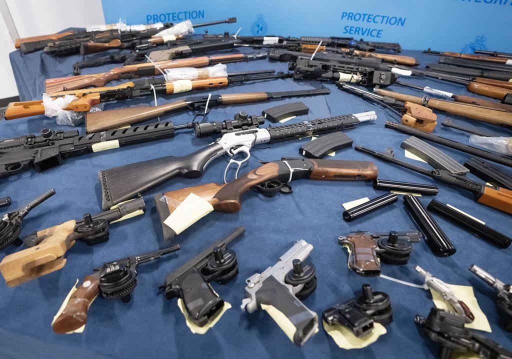 Montréal: importante saisie d'armes, arrestation et comparution d'un suspect