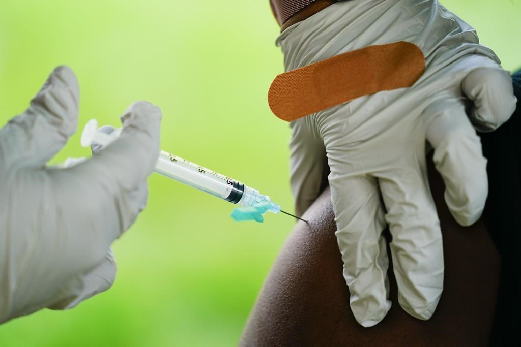 La désinformation sur les vaccins contre la COVID-19 persiste