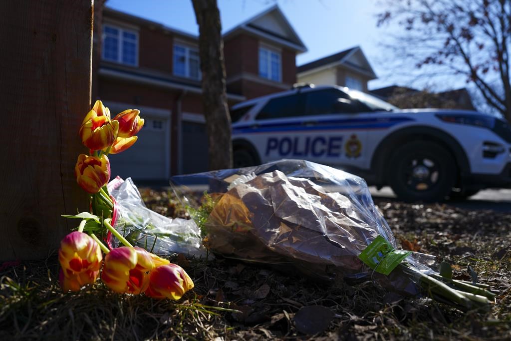 La collectivité pleure les victimes de la tuerie survenue dans la banlieue d'Ottawa