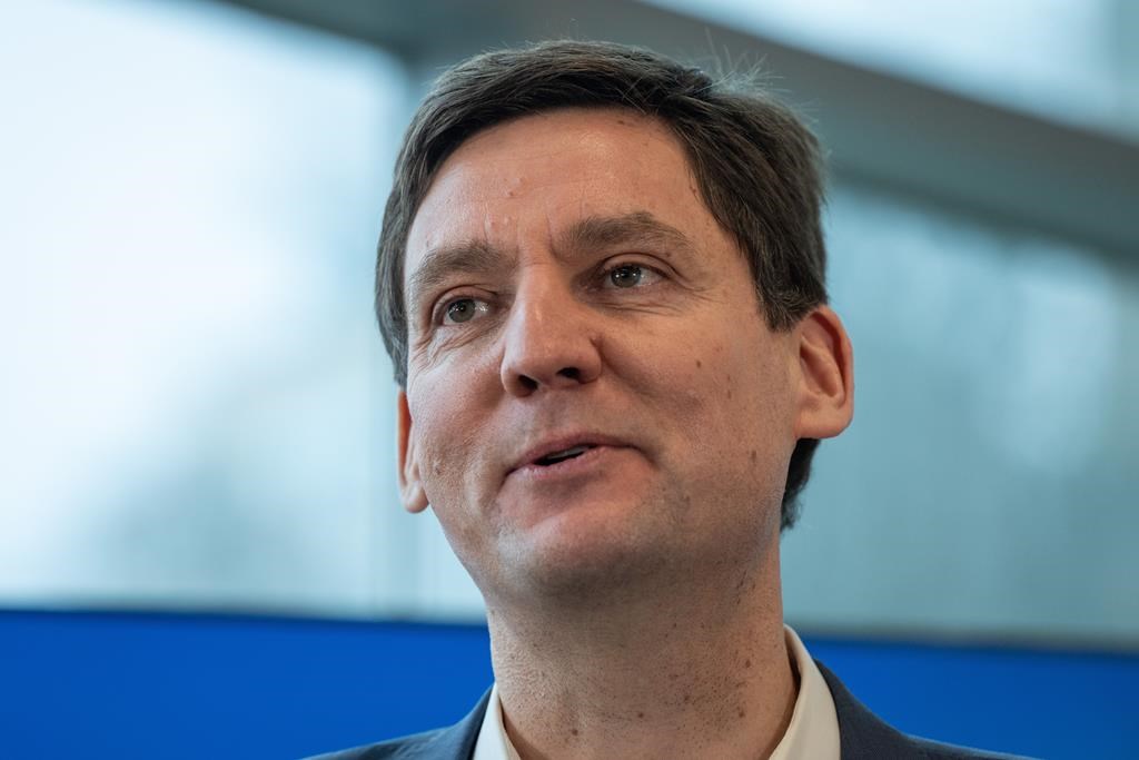 «Usine à foutaises»: Eby se moque de Poilievre et sa la lutte contre la taxe carbone