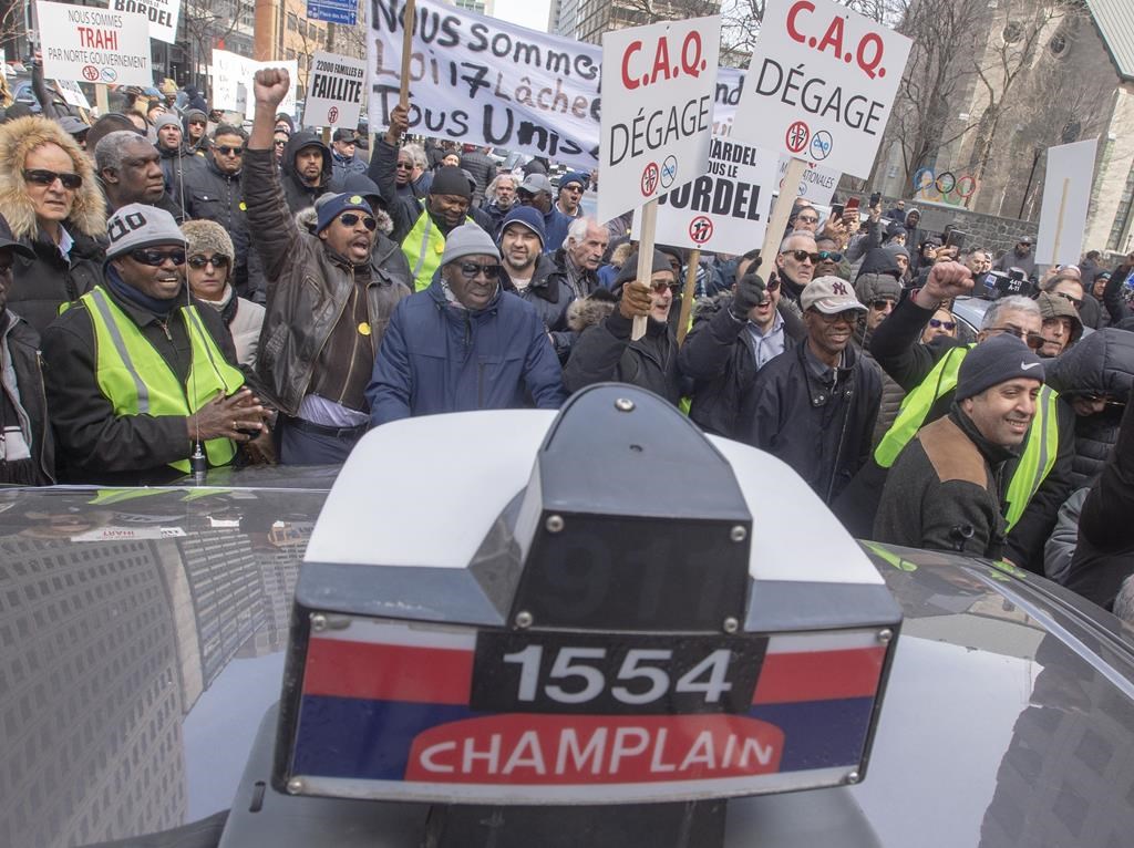 Des chauffeurs de taxi réclament compensation pour la perte de valeur de leurs permis