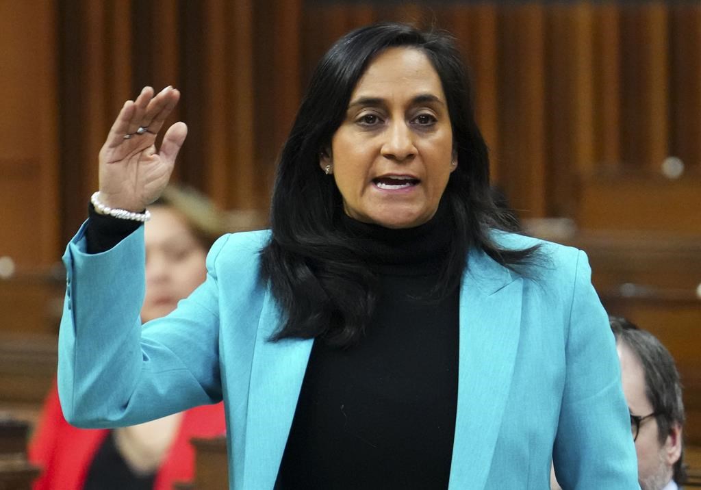 Coupe de 5000 fonctionnaires: aucun ministère exclu a priori, dit Anand