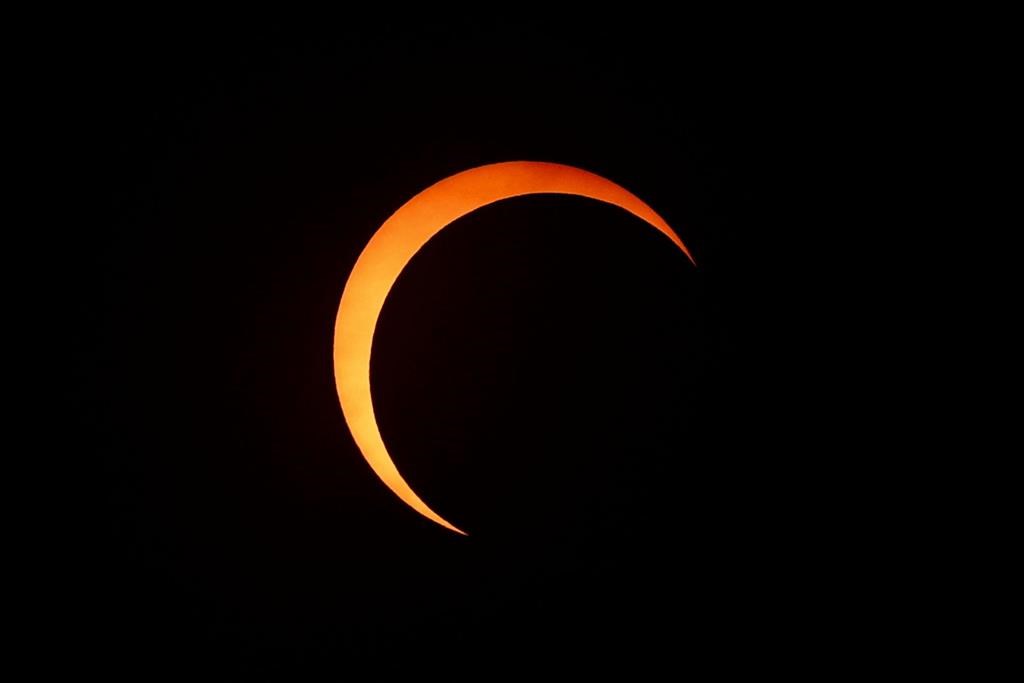 Observer l'éclipse, les ombres volantes et autres phénomènes étranges