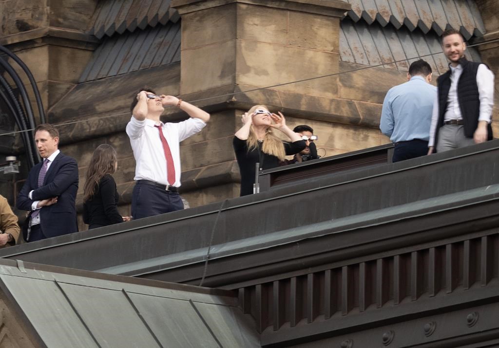 Les députés fédéraux font une pause pour observer l'éclipse partielle à Ottawa