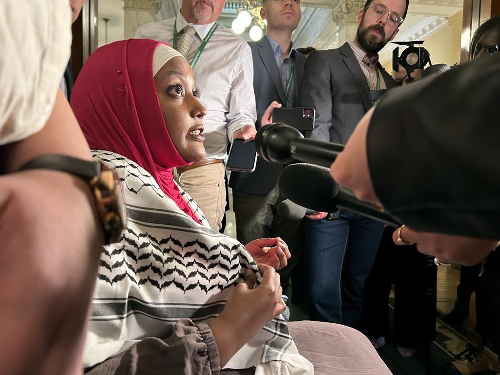 Une député provinciale ontarienne refuse d'enlever son keffieh au Parlement