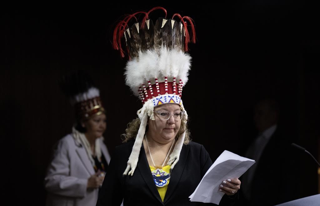 La cheffe de l'APN a dû retirer sa coiffe traditionnelle sur un vol d'Air Canada